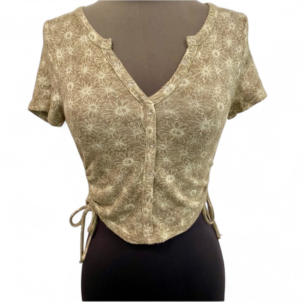 PACSUN LIGHT OLIVE GREEN FLORAL PRINT SHORT SLEEVE V NECK CROP TOP SIZE SMALL